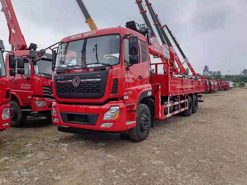 東風(fēng)天龍后八輪隨車(chē)吊（10-12噸）